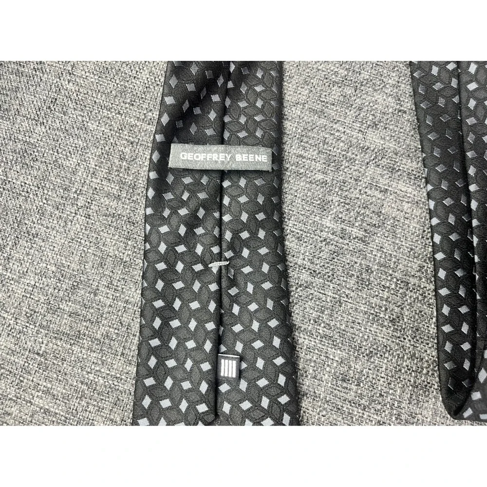 Geoffrey Beene Mens Black Grey Geometric Diamond Pattern Necktie 58in Long
